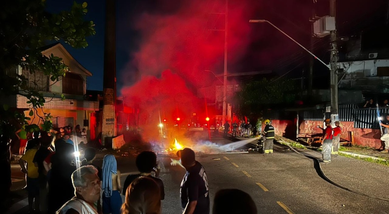 Moradores tocam fogo em pneus em protesto após 24 horas sem energia no bairro Santo Antônio; veja vídeo