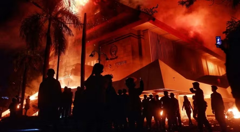 Incêndio em prédio de empresa deixa ao menos 20 trabalhadores mortos; veja vídeo
