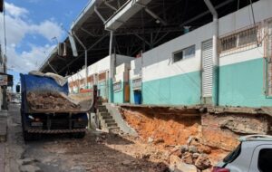 Muro desaba após fortes chuvas e Prefeitura de Manaus monta força-tarefa no Porto do Ceasa