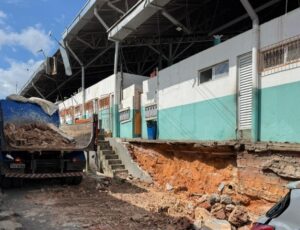 Muro desaba após fortes chuvas e Prefeitura de Manaus monta força-tarefa no Porto do Ceasa