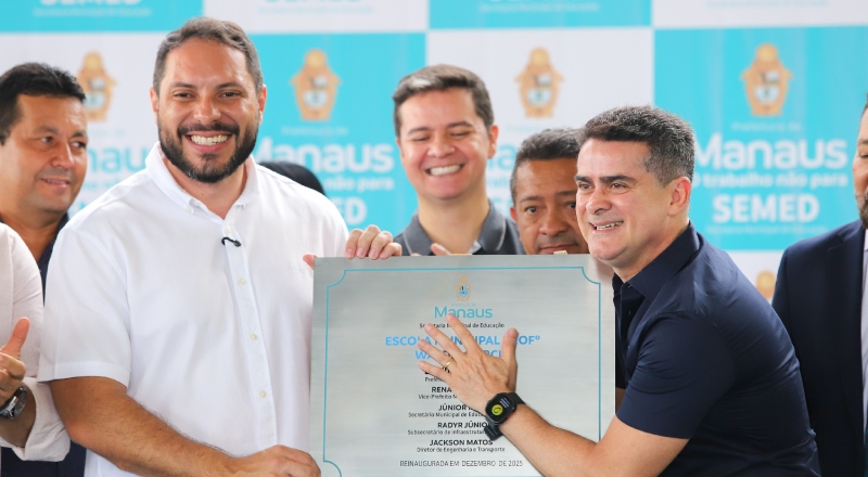 Prefeito David Almeida entrega escola-modelo e confirma pagamento da data-base e abono do Fundeb