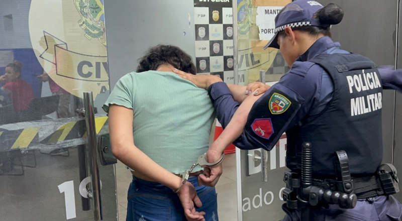 Mulher é presa com celular roubado após ligação revelar aparelho em seu bolso, em Manaus; veja vídeo