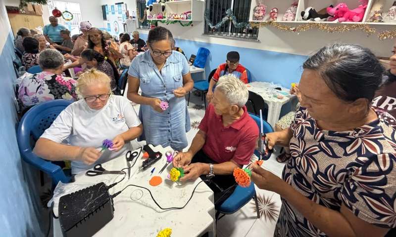 Prefeitura de Manaus incentiva empreendedorismo na terceira idade com oficinas gratuitas de artesanato