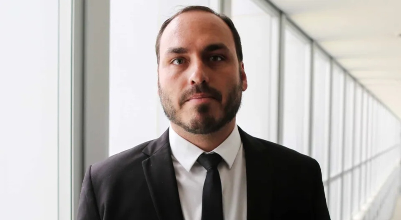 Carlos Bolsonaro renuncia ao mandato de vereador no Rio para disputar vaga ao Senado por SC