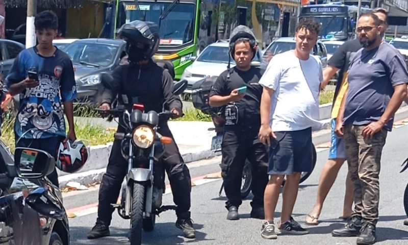Motoqueiro morre degolado após caminhão arrebentar fio no meio da rua; veja