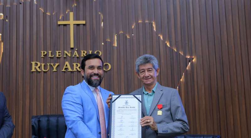 Dr. George Lins homenageia prefeito Raymundo Raiz com a Medalha Ruy Araújo na Aleam