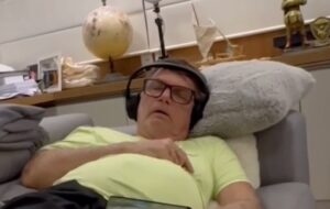 Carlos Bolsonaro divulga vídeo do pai com crise de soluço enquanto dorme: “Ele precisa de cuidados 24h"; veja