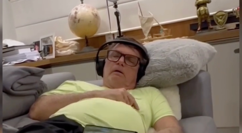 Carlos Bolsonaro divulga vídeo do pai com crise de soluço enquanto dorme: “Ele precisa de cuidados 24h”; veja