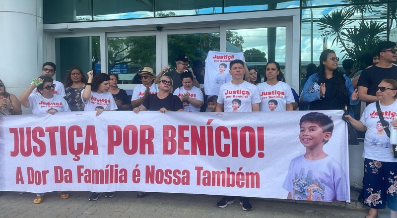 “Prisão das assassinas!”: família de Benício cobra justiça em frente ao Hospital Santa Júlia; veja vídeos
