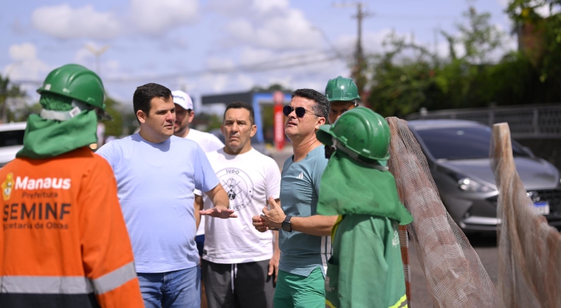 Prefeito David Almeida vistoria avanço de obra para prevenção de erosões na avenida Mário Ypiranga