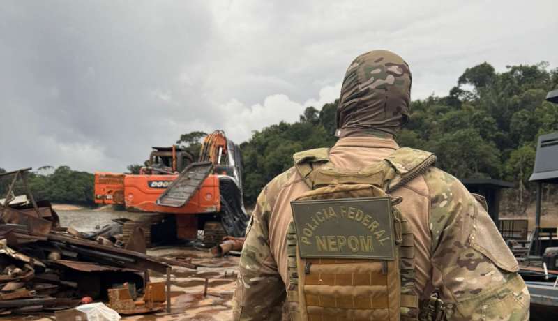 PF e PM apreendem embarcações usadas no garimpo ilegal