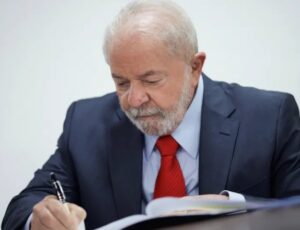Presidente Lula sanciona aumento de 8% em salários do Judiciário para 2026