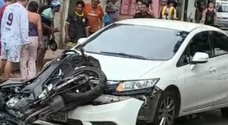 Urgente: motoqueiro é arremessado em grave acidente no São José; veja vídeo