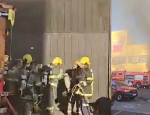 Seis bombeiros ficaram feridos após explosão em supermercado no RS; veja vídeo