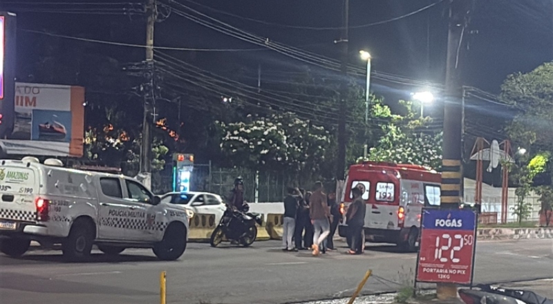Mulher fica gravemente ferida ao ser atropelada por motocicleta em avenida de Manaus