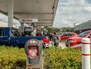 Flórida: preço da gasolina cai e chega a US$ 2,69, menor desde 2021