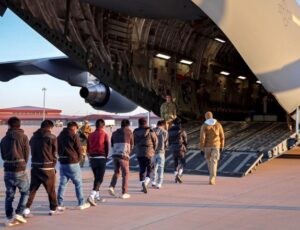 Deportações de brasileiros bateram recorde e dobraram nos EUA no último ano