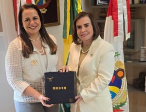 Força e Sensibilidade: presidente do TCE-AM, Yara Lins, é presenteada pela Virada Feminina pelo compromisso com as mulheres