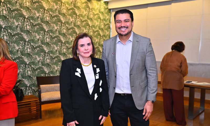 Ao lado da presidente Dra. Yara Amazônia Lins, prefeito José Thomé participa do lançamento do TCE pela Educação