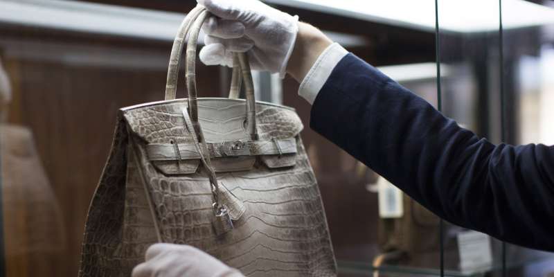 Escândalo do luxo? Hermès enfrenta processo e críticas por acesso restrito às bolsas Birkin