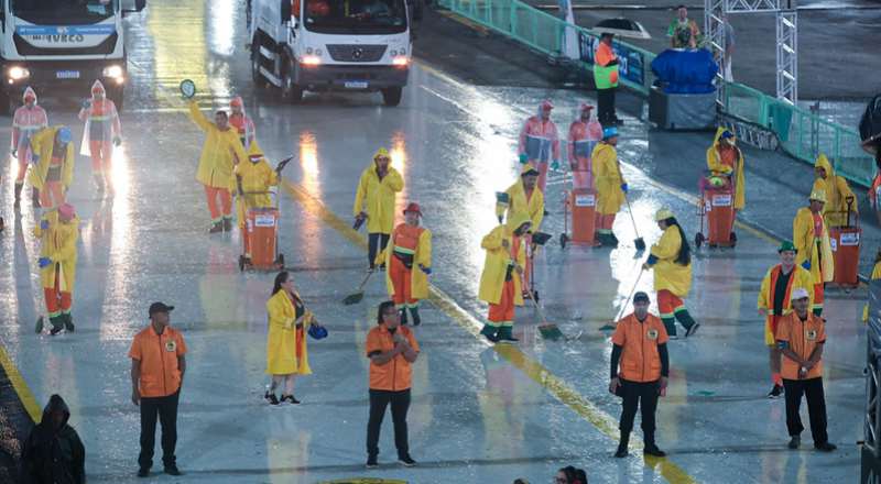 Prefeitura de Manaus recolhe mais de 35 toneladas de lixo no sambódromo durante os desfiles do Carnaval 2026