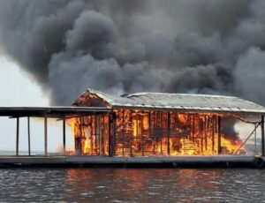 Flutuante é destruído pelo fogo no Tarumã-Açu; veja vídeo