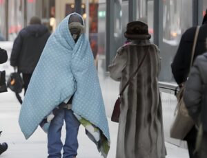 Abrigos da Flórida abrem as portas e oferecem suporte para pessoas em vulnerabilidade durante onda de frio