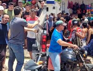 Homem agride policial após esfaquear o próprio pai em Tonantins; veja vídeo