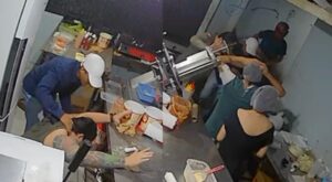 Terror no Zumbi: dupla armada invade lanche e faz reféns na madrugada, veja vídeo