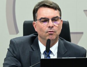 Senador Flávio Bolsonaro assina CPI para investigar Moraes e Toffoli no 'Caso Master'