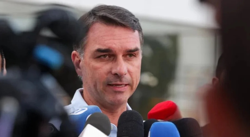 Bolsonaro está com o rim sobrecarregado e segue na UTI, diz Flávio