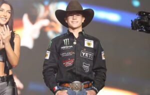 Filho de brasileiro, peão de 20 anos domina touro e lidera etapa da PBR na Flórida
