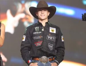 Filho de brasileiro, peão de 20 anos domina touro e lidera etapa da PBR na Flórida