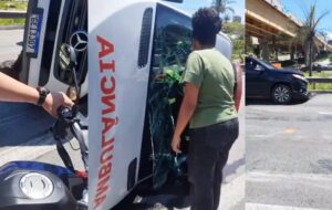 Ambulância capota e deixa efermeiro em estado grave no ABC Paulista; veja vídeo
