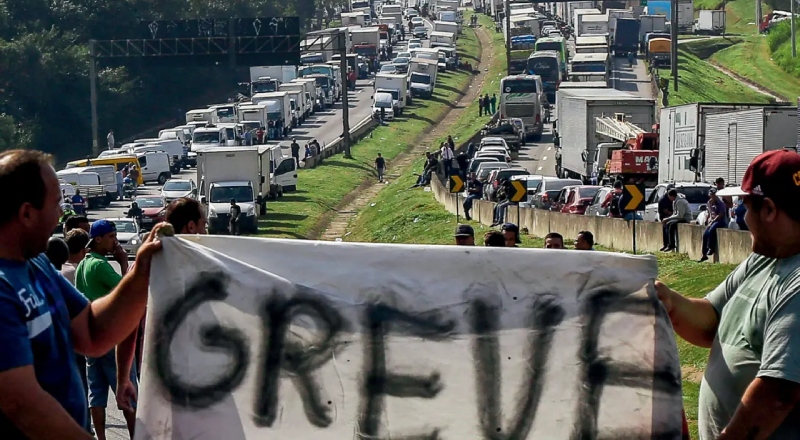 Caminhoneiros ameaçam entrar em greve contra aumento do diesel nesta quarta-feira (18)