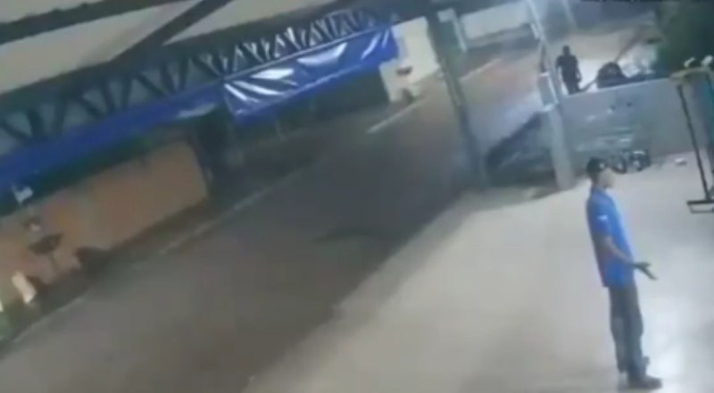 Vídeo mostra momento em que homem é morto com facada no peito durante discussão; veja