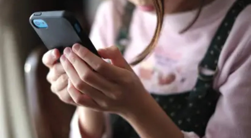 Rolagem infinita será proibida ao público infantil nas redes