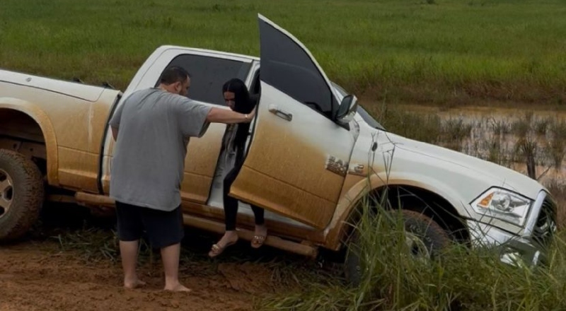 Carro de vice-prefeito de Presidente Figueiredo, Marcelo Palhano, derrapa e sai da pista em trecho crítico da BR-319