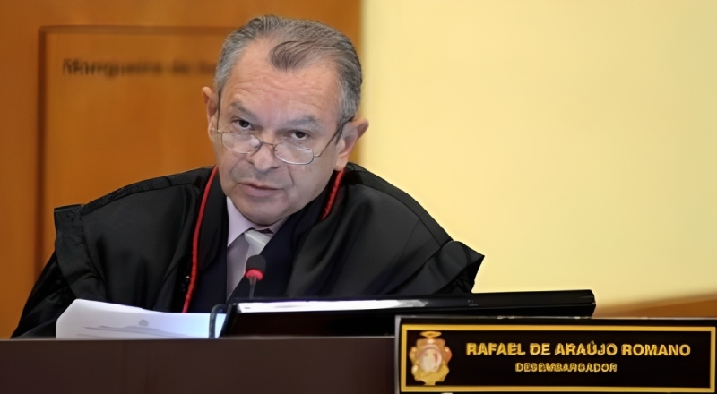 Desembargador condenado por abusar da própria neta se entrega à polícia em Manaus