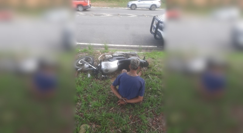 Em Manaus, homem é preso com moto roubada após jogar celulares e drogas na mata da Estrada do Aeroporto