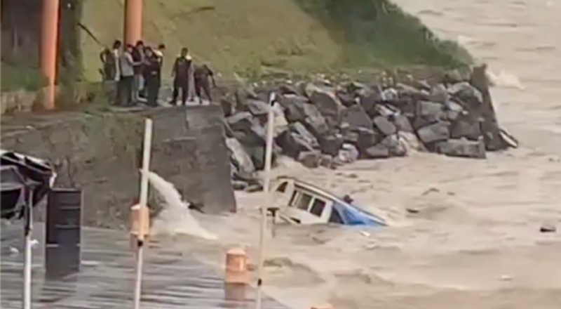Barco lotado de passageiros para o lançamento do Festival afunda em Parintins; veja vídeo