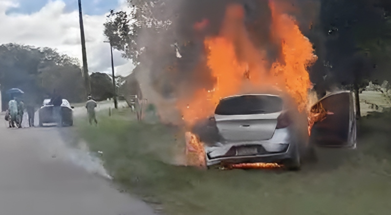 Incêndio toma conta de carro na AM-010 após pane elétrica; veja vídeo