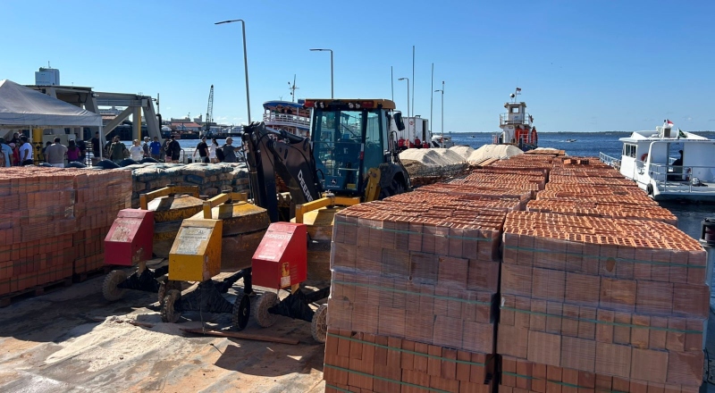 Prefeito David Almeida entrega materiais para zerar escolas de madeira na zona rural de Manaus