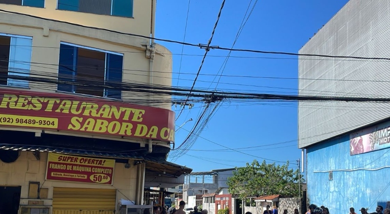 Tragédia: homem morre ao sofrer descarga elétrica e cair, em Manaus; veja vídeo