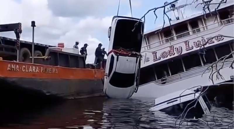 Veja momento em que veículos são retirados do ferryboat Lady Luiza que naufragou no Rio Negro; veja vídeo