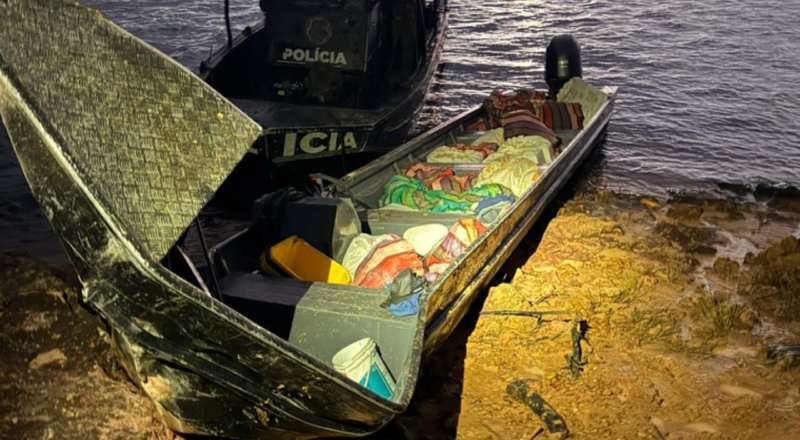 Após acidente de lancha no Rio Negro, três pessoas são presas e mais de 800 kg de drogas são apreendidas