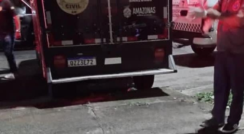 Jovem de 20 anos é executado com tiro na cabeça no bairro Raiz, em Manaus; veja vídeo