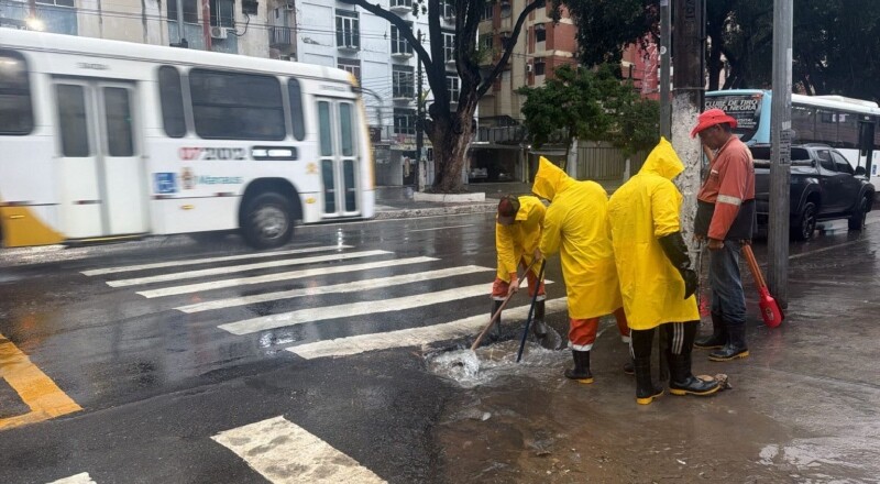 Prefeitura de Manaus intensifica serviços de limpeza e desobstrução de caixas coletoras no Centro