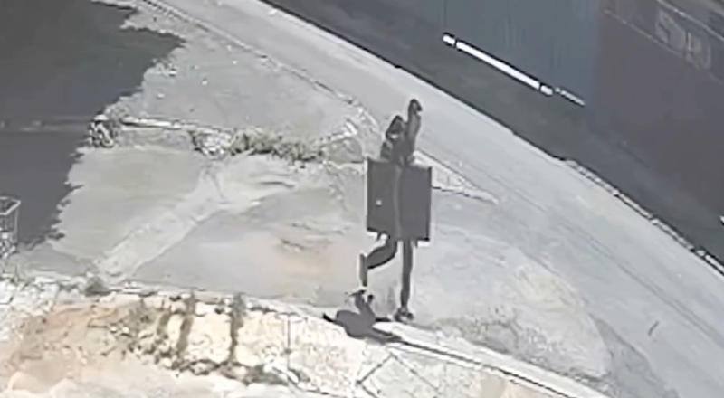 “Lalau” invade casa e sai andando tranquilão levando TV roubada; veja vídeo