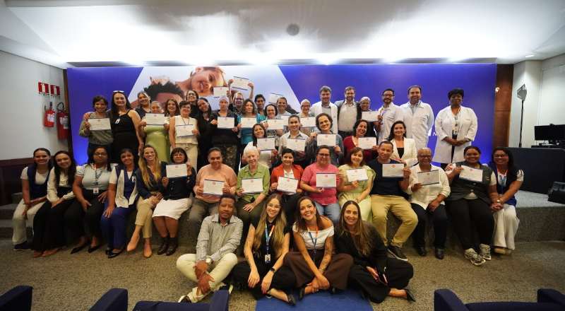 De enfermeira a paciente, profissional celebra superação em jornada contra o câncer